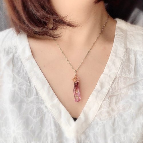 桜咲く鉱石ネックレス ٭❀* 花の雫に蝶が舞う・K16GP シンプルで