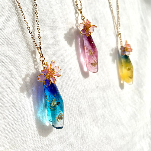 桜咲く鉱石ネックレス ٭❀* 花の雫に蝶が舞う・K16GP シンプルで 桜咲く鉱石ネックレス ٭❀* 花の雫に蝶が舞う・K16GP シンプルで
