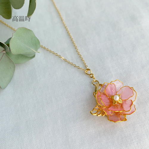 色が変わる牡丹桜のネックレス ٭❀*ぷっくり透明感が大人綺麗