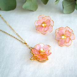 色が変わる牡丹桜のイヤリング/ピアス ٭❀*ぷっくり透明感が大人綺麗・シンプルで華やか しなやかな花弁 大ぶり 春コーデ 9枚目の画像