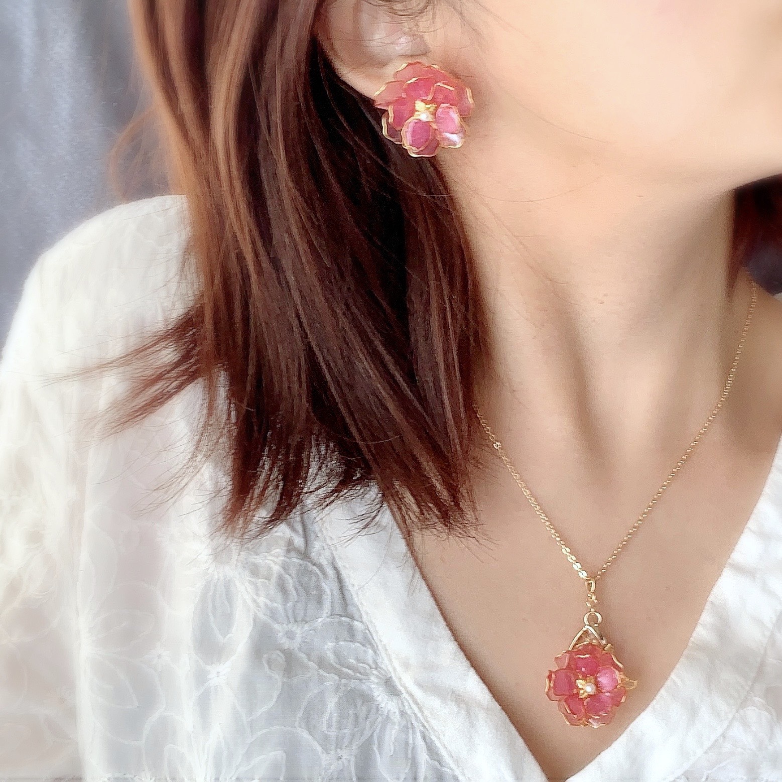色が変わる牡丹桜の春コフレ٭❀* イヤリング/ピアス ネックレス 透明感が大人綺麗で華やか しなやかな花弁 大ぶり        Ω