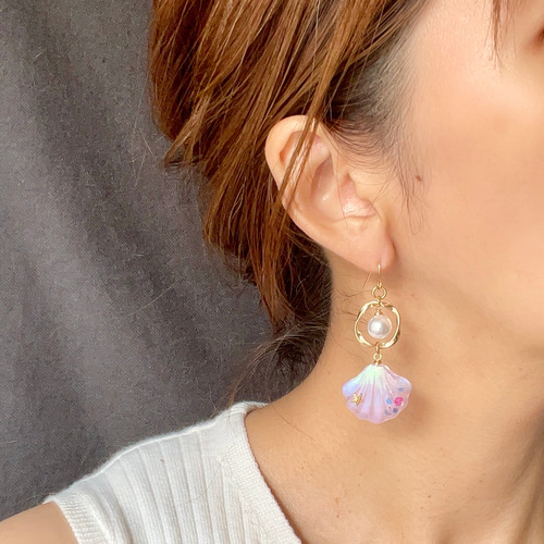 色が変わるオーロラシェルピアス/イヤリング ٭❀*光の角度でオーロラ