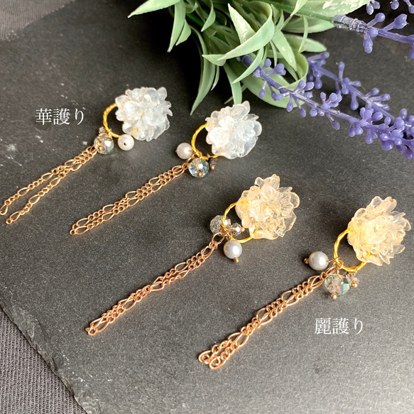 立体花のロングタッセル イヤリング/ピアス٭❀* 大人綺麗で揺れる・白とゴールドの花飾り 透明感 レジン ガラスビーズ 8枚目の画像