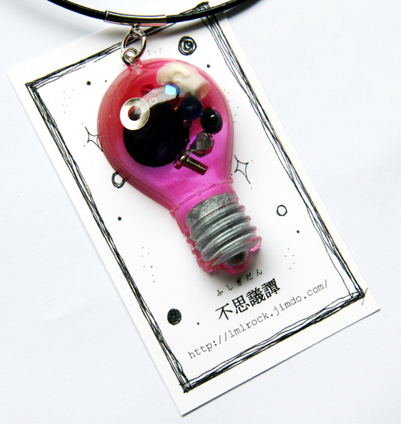 ピンク電球レザーペンダント　ネジ入り　 2枚目の画像