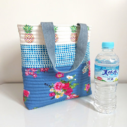 【SALE】フロリダの素敵な布☆ パイナップル×花束×ブルーのキルティングバッグ 3枚目の画像