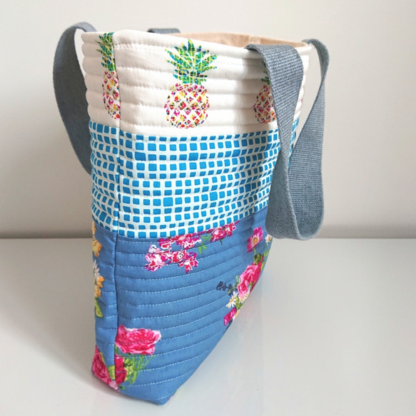 【SALE】フロリダの素敵な布☆ パイナップル×花束×ブルーのキルティングバッグ 5枚目の画像