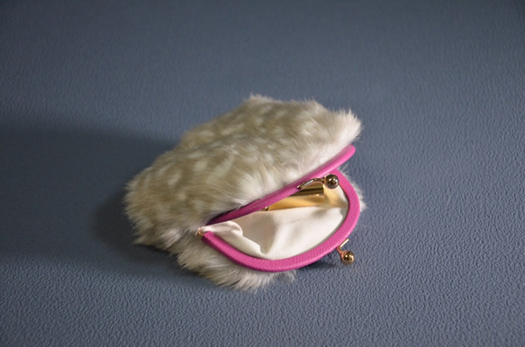 [限時1分]蓬鬆的生態毛皮（小鹿斑比）底座粉色皮革包裹的gamaguchi小袋灰色S尺寸 第5張的照片