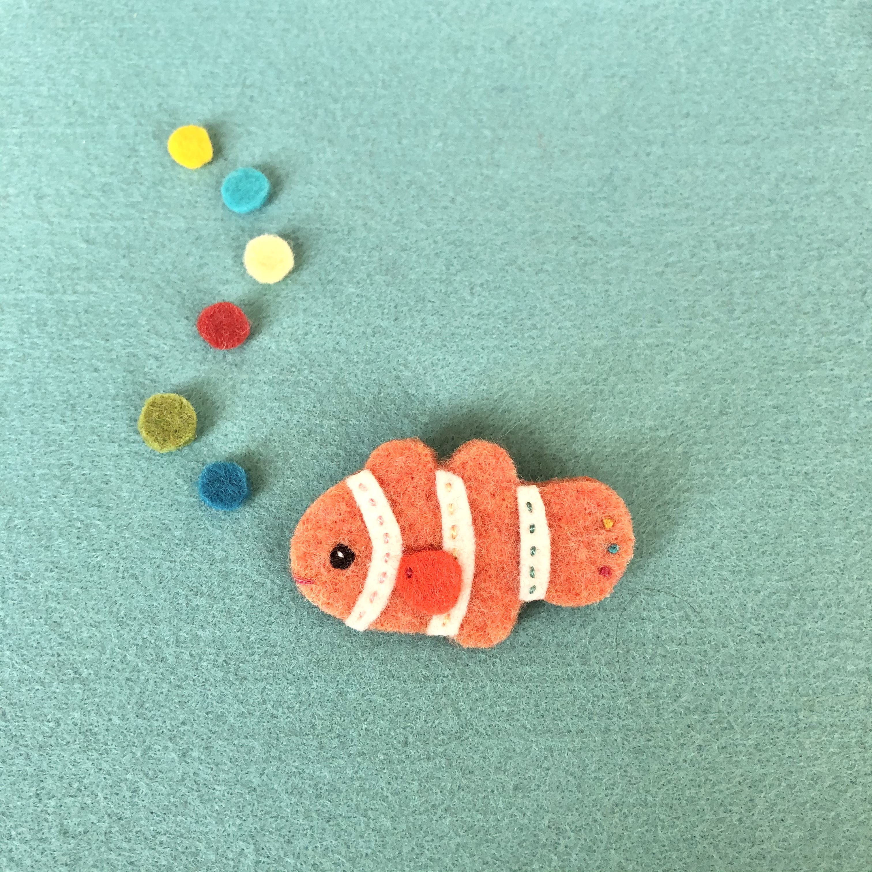 フェルトブローチ8点セット 自分ツッコミくま