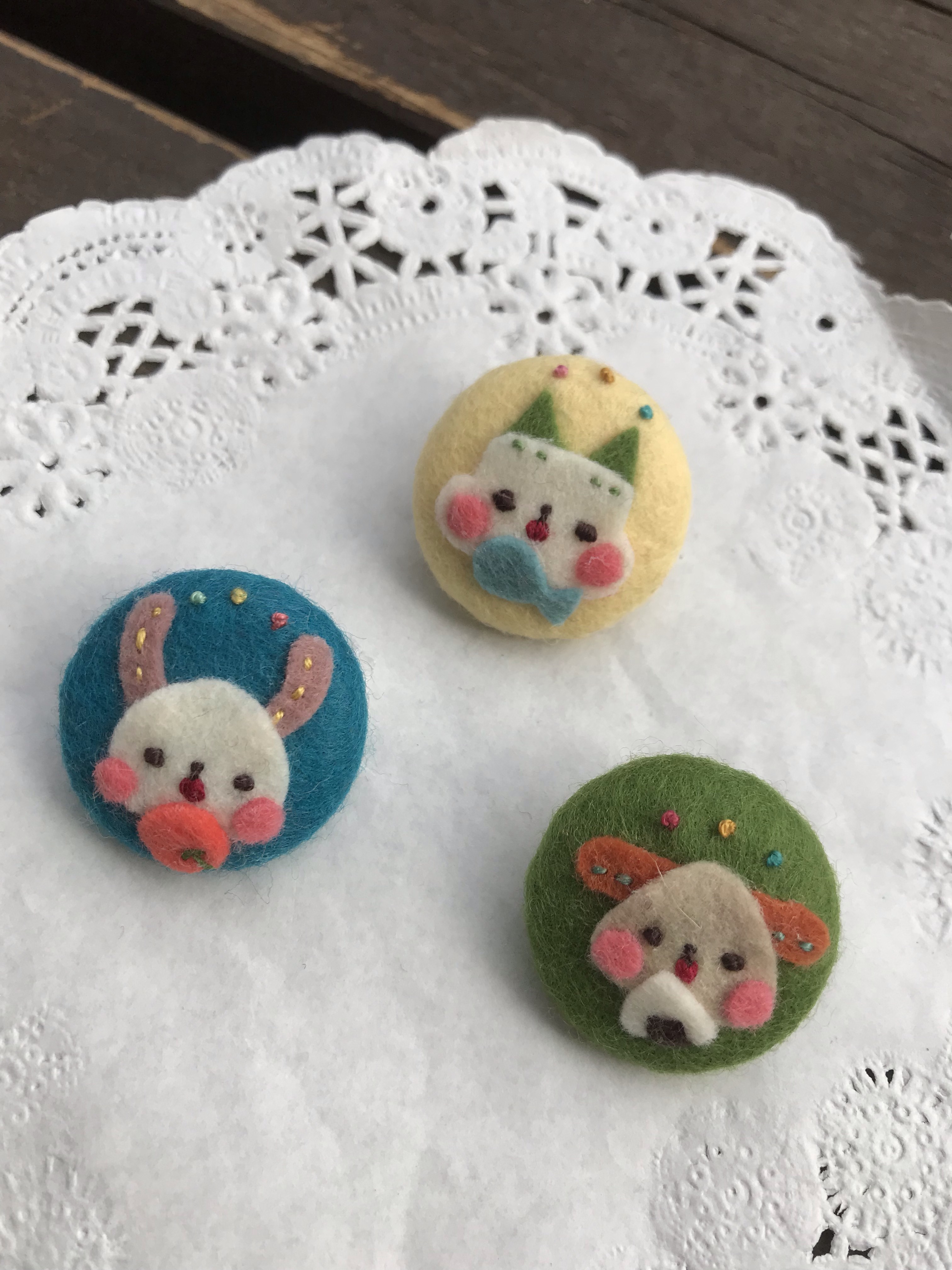 再販＊フェルトくるみボタン ゆるゆる3匹組。 ボタン せんたくびより  