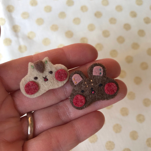 フェルトブローチ ぷっくりほっぺリスちゃんとクマちゃん ブローチ