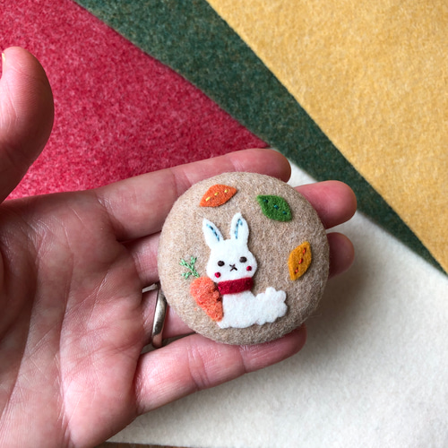 再販*フェルトくるみボタン(特大) しっぽもふもふウサギさん ブローチ