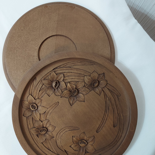 木彫りの丸盆(水仙) その他キッチン小物 Yuyomake0120 通販 12613648