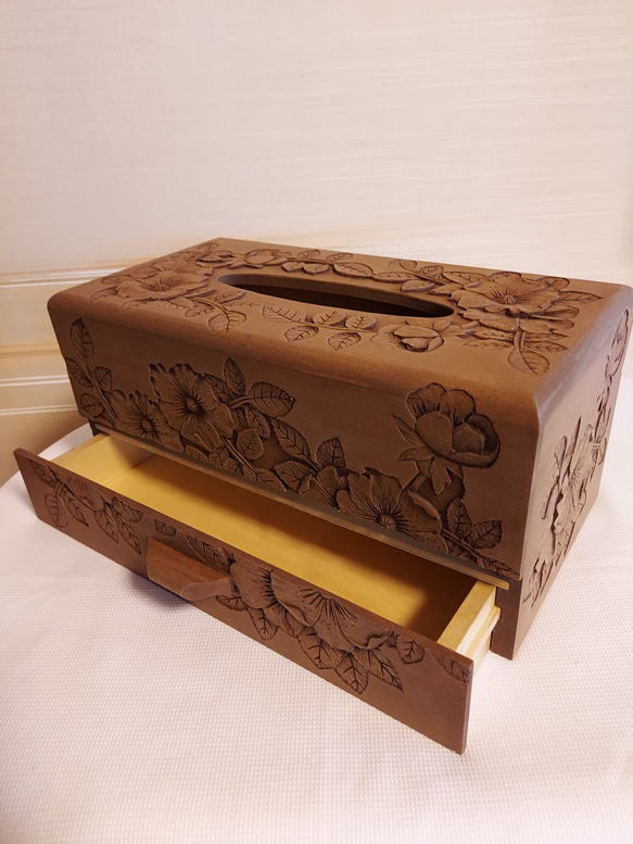 木彫りのラックとティッシュケース