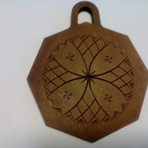 鍋敷き　ハンドメイド　木彫 木彫りの鍋敷(ばら) - YUYOMAKE0120'S GALLERY | minne 国内最大