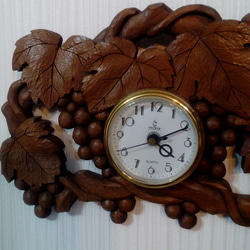 木彫りの壁掛け時計（ぶどう） 2枚目の画像