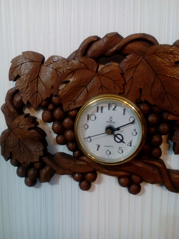 木彫りの壁掛け時計（ぶどう） 2枚目の画像
