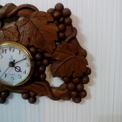 木彫りの壁掛け時計（ぶどう） 3枚目の画像