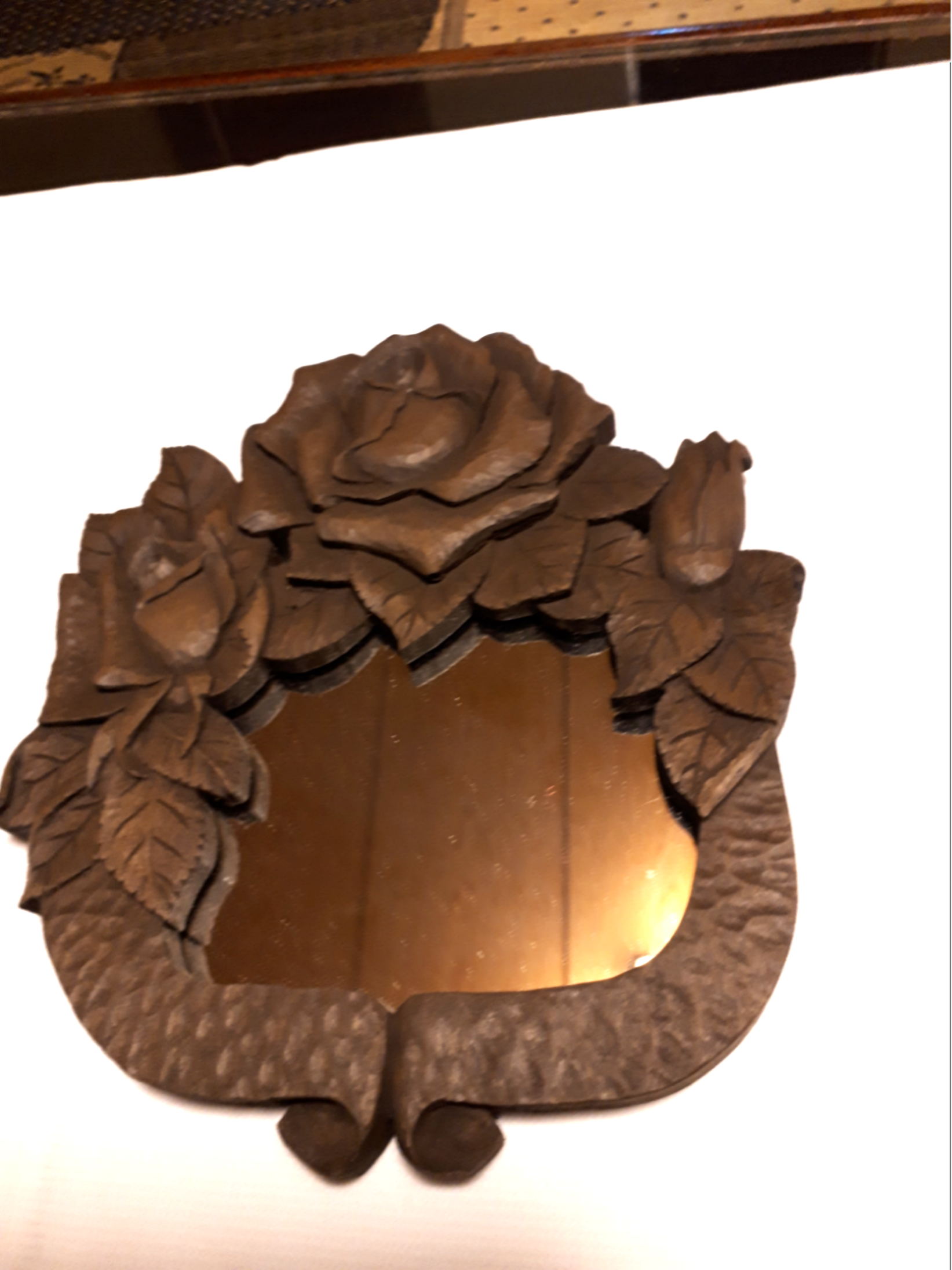 木彫りの小さな掛け鏡(ばら)