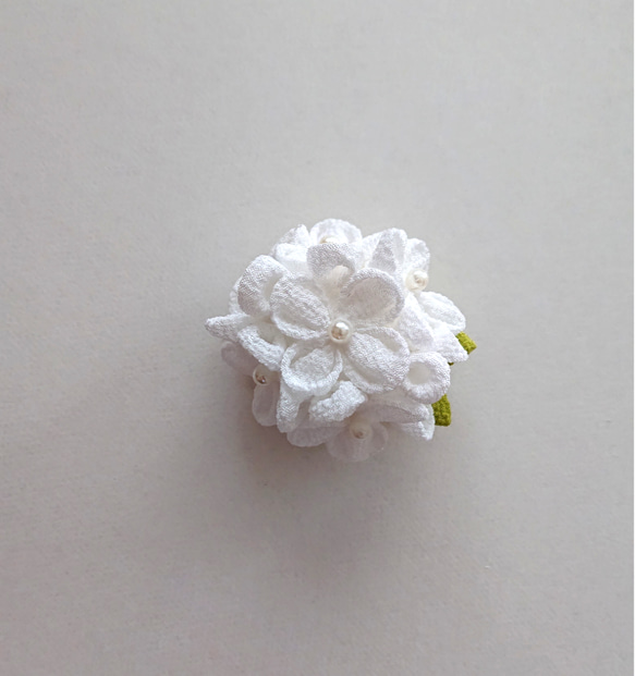 つまみ細工紫陽花(白)ブローチ&髪飾り 1枚目の画像