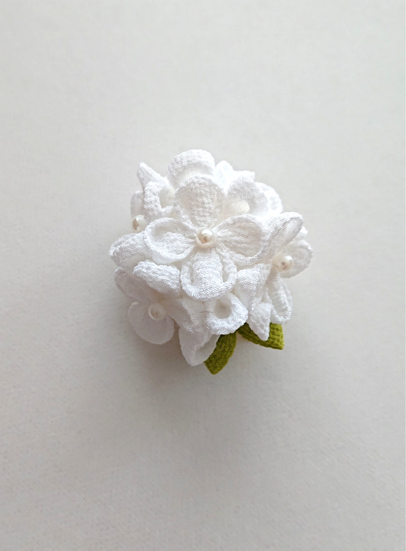 つまみ細工紫陽花(白)ブローチ&髪飾り 2枚目の画像