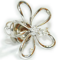 K18WG ダイヤモンド-0.15ct 花 フラワー オリジナル デザイン ピンバッジ ラペルピン 男女兼用 1枚目の画像