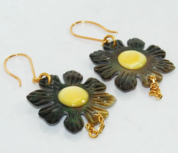 K18YG 黒蝶シェル&シェル フラワーデザイン フックピアス