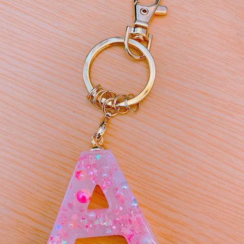 イニシャルキーホルダー Amazon.co.jp: イニシャルキーホルダー ウォルナット 名入れ