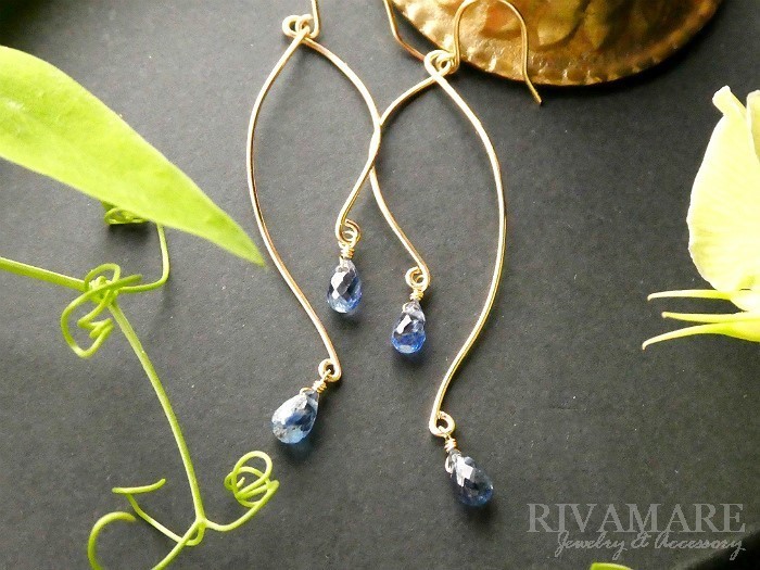 「魅惑の螺旋 アジュール・ラビリンス」カイヤナイト ブリオレットドロップカット スパイラル K14GF ピアス