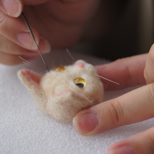 羊毛フェルトオーダーブローチタイプ　(^ー^) 羊毛フェルト猫ブローチ | iichi 日々の暮らしを心地よくする