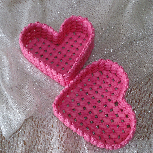 ピンクの花と鳥のハート型小物入れ ピンクの花と鳥のハート型小物入れ ピンクの花と鳥のハート型