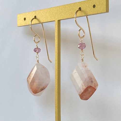 マニカラン水晶と小粒天然石のピアス