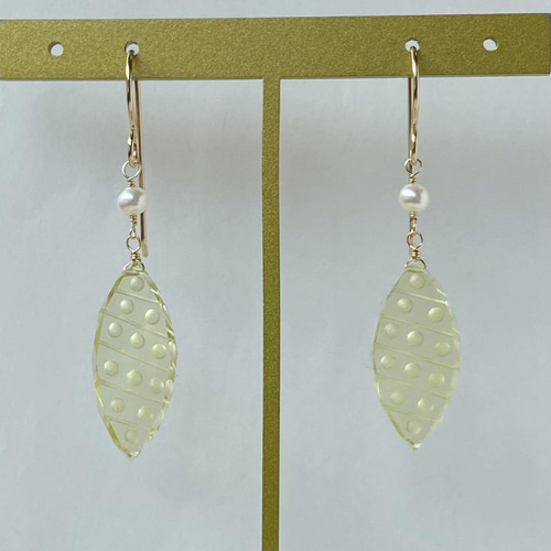 バッグカービングレモンクォーツと淡水パールのピアス ピアス（フック 