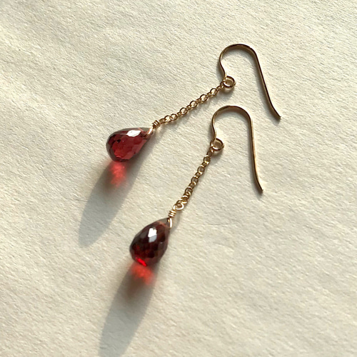 パイロープガーネットのシンプルピアス ピアス（フック・チェーン