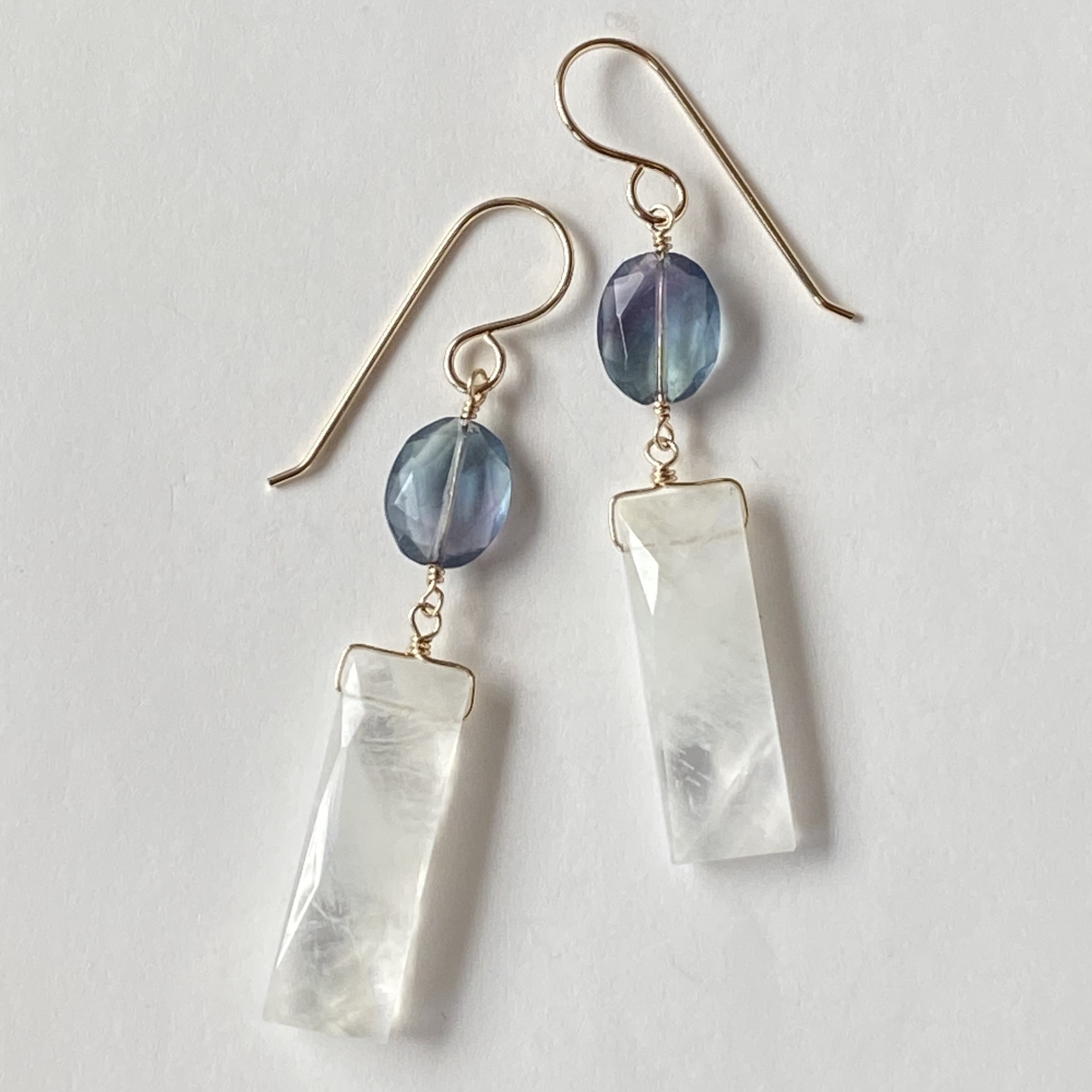 レインボームーンストーンとフローライトのバーピアス ピアス