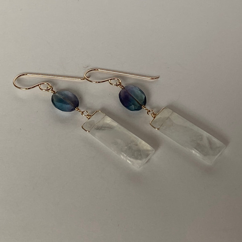 レインボームーンストーンとフローライトのバーピアス ピアス