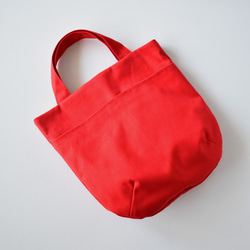 リバーシブルのラウンド型トートバッグ （赤） 7枚目の画像