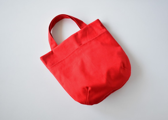 リバーシブルのラウンド型トートバッグ （赤） 7枚目の画像