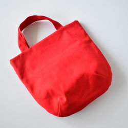 リバーシブルのラウンド型トートバッグ （赤） 9枚目の画像