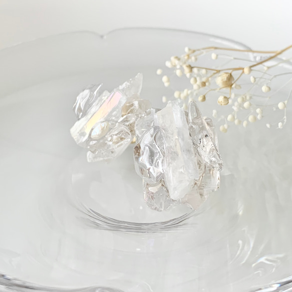 ice crystal レジン イヤリング/ピアス (水晶 氷柱, 淡水パール) 〈受注製作〉 1枚目の画像