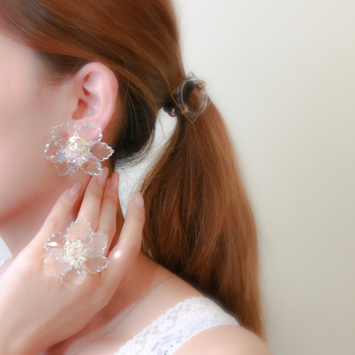 涼しげな 透明 アクリル クリスタル 大振りお花のリング/夏 涼しげな 透明 アクリル クリスタル 大振りお花のリング/夏
