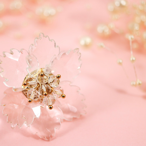 涼しげな 透明 アクリル クリスタル 大振りお花のリング/夏 涼しげな 透明 アクリル クリスタル 大振りお花のリング/夏