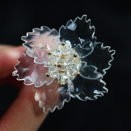 涼しげな 透明 アクリル クリスタル 大振りお花のリング/夏 涼しげな 透明 アクリル クリスタル 大振りお花のリング/夏
