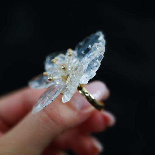 涼しげな 透明 アクリル クリスタル 大振りお花のリング/夏 涼しげな 透明 アクリル クリスタル 大振りお花のリング/夏