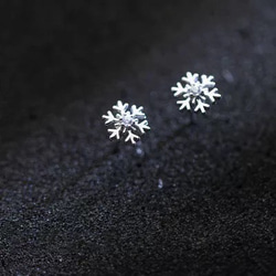 ちっちゃな雪の結晶　CZダイヤモンド　スタッドピアス／着けっぱなしOK～ノンホール変更可能 7枚目の画像