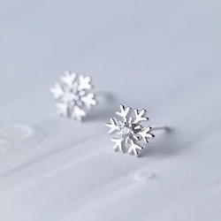 ちっちゃな雪の結晶　CZダイヤモンド　スタッドピアス／着けっぱなしOK～ノンホール変更可能 8枚目の画像