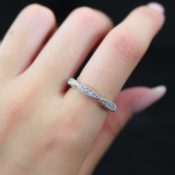 クラシカルな雰囲気の　ひっかかりのない透かしレースの指輪／キラキラCZダイヤモンド　重ね付けに　 1枚目の画像