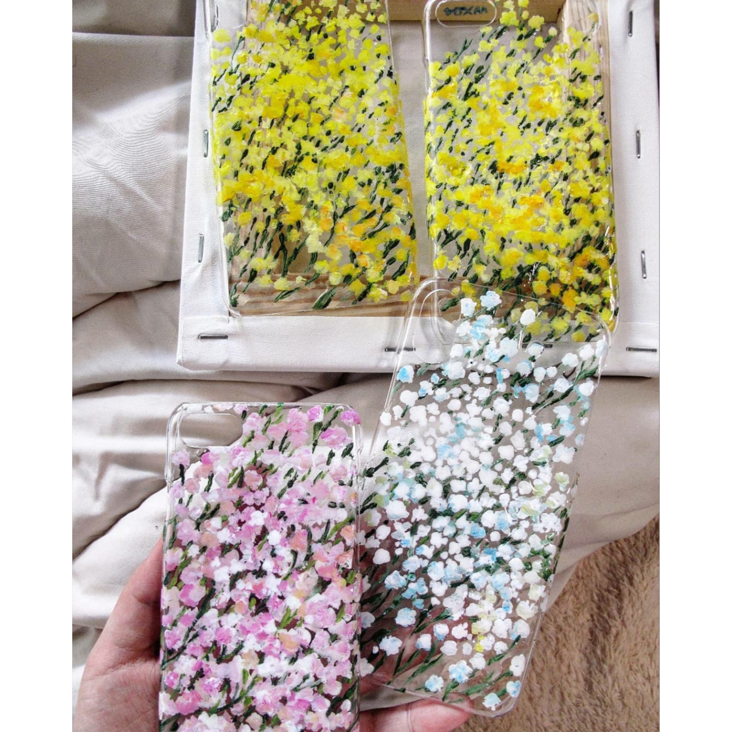 受注制作 ／手描きのミモザとかすみ草のスマホケース