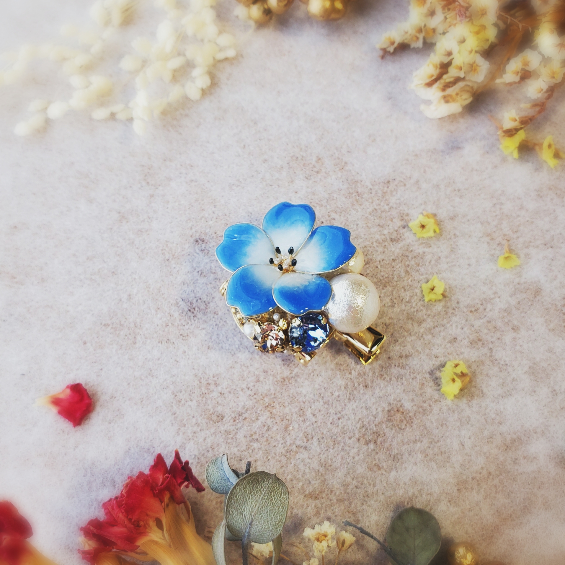 瑠璃唐草~青花ネモフィラのブローチ