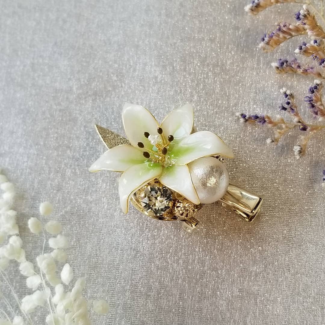 白百合のビジューブローチ/クリップ付き