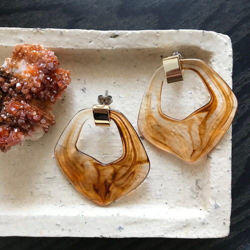花びらのようなドイツ製アクリルの大ぶりフープピアス/イヤリング